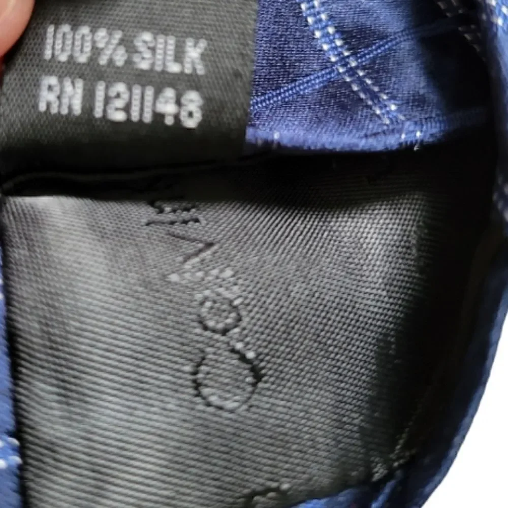 EC CALVIN KLEIN 100% SILK TIE